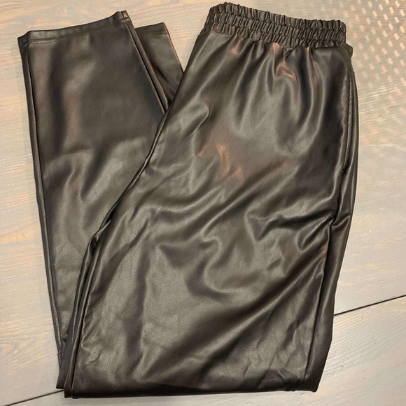 FABLETICS Vegan leather joggers - Picture 2 of 2